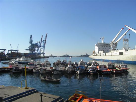 Viele kleine Boote warten auf Hafenrundfahrten.
