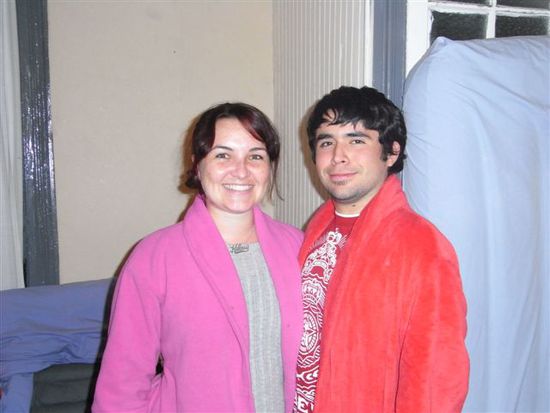 Hilary und Gabo - hier fast koeniglich in ihren Baderoben.