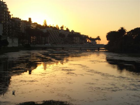 und zuguterletzt einem verschmutzten Fluss, der aber bei Sonnenuntergang ein nettes Bild abgibt.