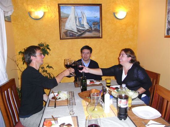 Wie es sich gehoert, stossen wir mit chilenischem Rotwein an.
