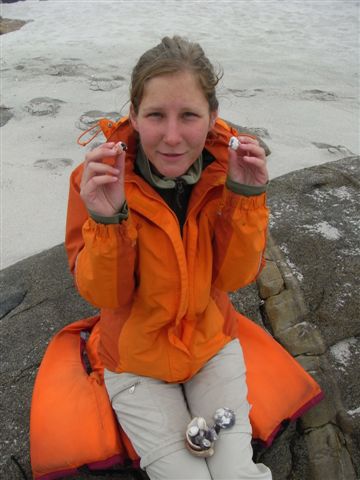 Julia mit ihrem Muschelfund - sogar zwei Krebsscheren sind dabei.