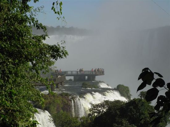 der Steg direkt am Wasserfall