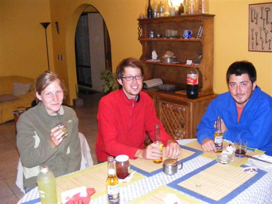 Beim abendlichen Bier bzw. Pisco-Sour.