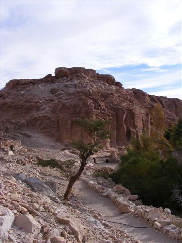 Vor ca. 3000 Jahren wurde hier in Hoehlen gehaust.