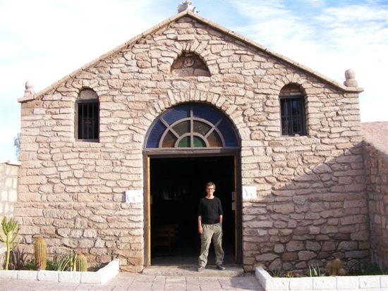 Die Kirche in Toconao - Schilder links und rechts vom Eingang weisen vielleicht darauf hin, dass Esel und Lamas draussen warten muessen.