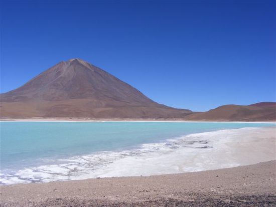 Laguna Verde mit Vulkan Licancabur, hinter dem San Pedro liegt.