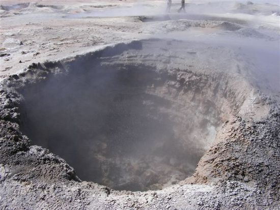 Stinkender Schwefelrauch kommt aus dem Geysirkrater.