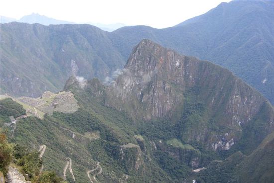 Der Wayna Picchu (junger Gipfel) ragt ziemlich heraus. Taeglich duerfen ihn 400 Touristen besteigen (angeblich in einer 3/4 Stunde zu schaffen).