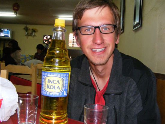 Inca Kola schmeckt nach Automatenkaugummi, also schmackhaft.