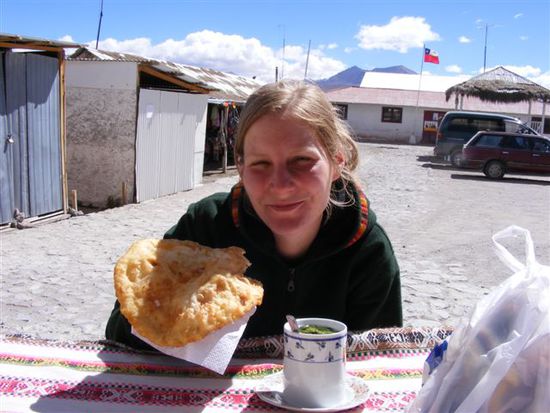 Riesensopaipilla und Mate de Coca.