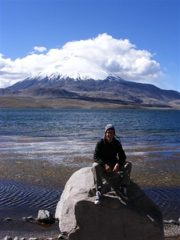 Robert vorm Lago Chungará und dem Vulkan Parinacota.