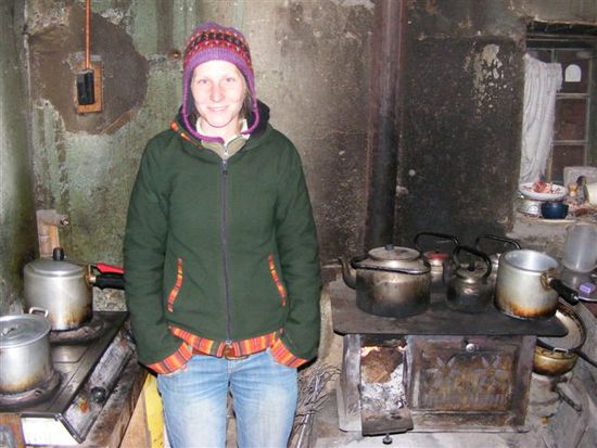 In der mehr oder weniger warmen Kueche kochen wir unsere Nudeln. Die Einrichtung erinnerte ein wenig an Almhuetten bei uns zuhaus.