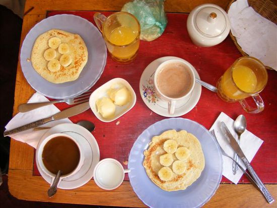 Bevor es aber losging, liessen wir uns in La Paz das Fruehstueck im Restaurant Mistik mit Palatschinken, Semmeln, Muesli mit Joghurt und Bananen, frisch gepresstem Orangensaft und Heissgetraenk schmecken...
