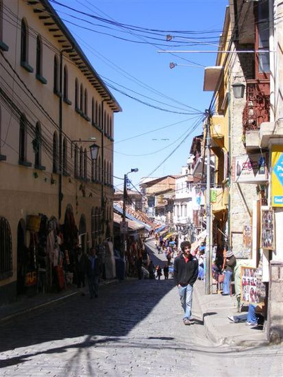 Mercado de las Brujas - Am Hexenmarkt sind die Gassen gesaeumt mit Souvenirlaeden.