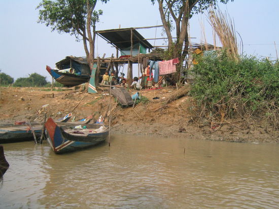 Einfachstes kambodschanisches Leben am Fluss.