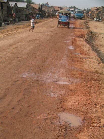 Anlegestelle Siem Reap: der erste Km .. ein Schüttelbecher!