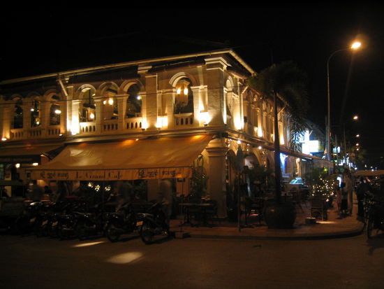 Mitten in Siem Reap: Le Grand Café. Ein Muss!