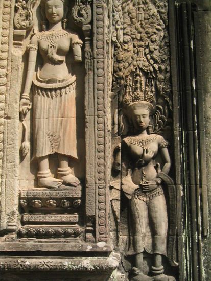 Immer wieder in Sandstein gemeiselte wunderschöne Figuren.