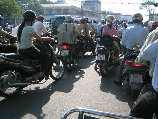 Rechtsvortritt? Viel einfacher, wer vorne ist, fährt vor.