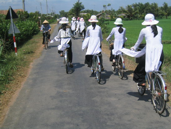 Auch Schuluniformen sind fotogen.