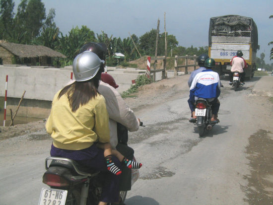 Staub auf der(80); neue Strasse im Bau (links im Bild)