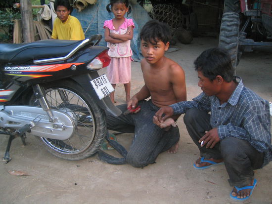 Irgendwo weit ab ...ein platter Reifen kurz vor dem Eindunkeln!