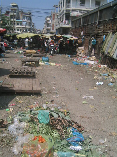 .... Alltag in Phnom Penh, eine Gebäudetiefe hinter der US$-Meile