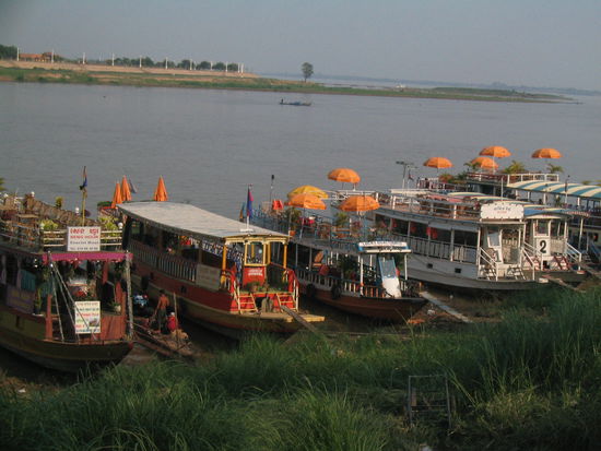 Einsteigen auf dem Tonle Sap River und Fahrt zum Mekong-River (Hintergrund).