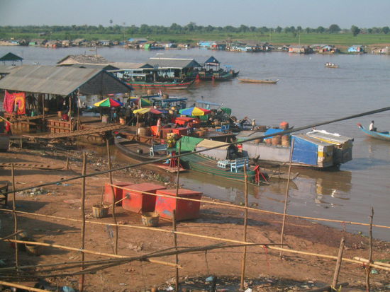 Schwimmende Häuser, Fischerboote am Tonle Sap River bei Kompot Chhnang