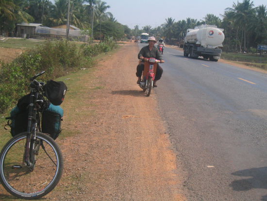 Strasse nach Pursat (Sandpiste seitlich zum Ausweichen)