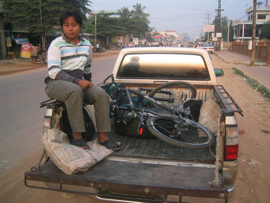 Velo als 1. Reisegepäck im Sammeltaxi ....Pickup leer.