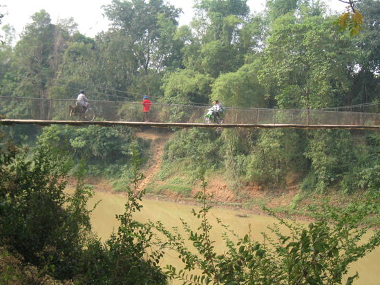 eine von vielen 'Recycling-Brücken' von Toni Rüttimann, 7km südlich von Battambang