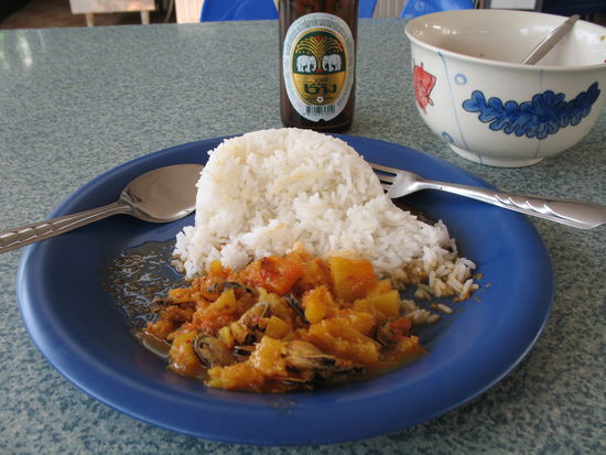 Muscheln, Ananasstueckchen, leckere Sauce und dazu Reis. In Thailand gibt es kein Fruehstueck wie wir es kennen, da isst man alles zu jeder Tageszeit und auch mehrmals am Tag.