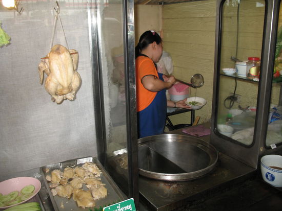 Interessant auch die Auslage links im Bild 