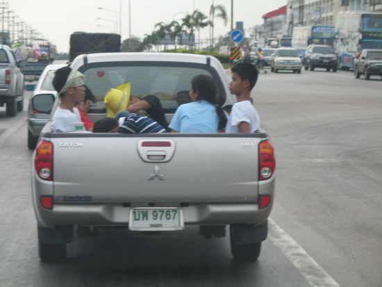 ... so reisen die Thais, ein eher noch harmloses Bild.