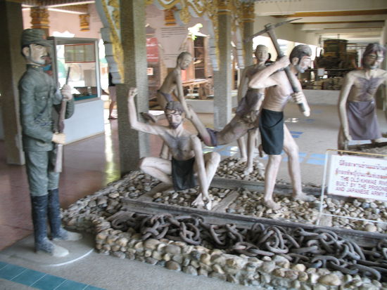 Japanischer Soldat beaufsichtigt POW