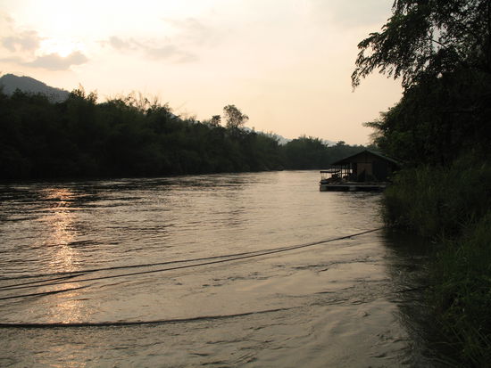 Am spaeten Nachmittag auf dem Fluss, meine Unterkunft ist eine Huette aus Holz und Blech auf einem Ponton direkt auf dem Fluss