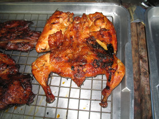Lecker Haehnchen auf dem Holzkohlegrill zubereitet