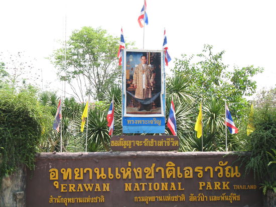 Die haben es hier immer ganz wichtig mit dem Koenig, stellt euch mal vor, am Eingang zum Schwarzwald wuerde unsere Angie oder der Horst ueberlebensgross im Fahnenmeer uns anschaun...