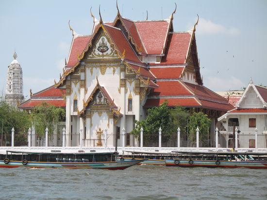 Mit dem Boot auf dem Fluss unterwegs hat man sehr schoene Ausblicke und es weht immer ein Lueftchen, was bei der Hitze sehr angenehm ist.