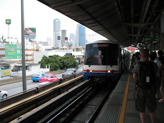 Einfahrender Skytrain am zentralen Umsteigeplatz Siam Center