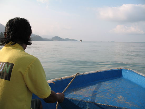 Mit dem Taxiboot werde ich direkt am Strand abgeholt und zum Schiff gebracht