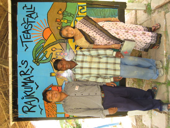 Unser Tea Stall. In der Mitte der Besitzer Rajkumar...Chinta Mani Links und Kakima, meine Hostel Mom.