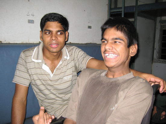 Ravi und Brother Anish im Zug nach Asansol. Wie man sehen kann genoss Ravi die Fahrt 
