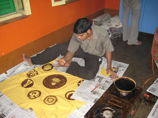 Brother Anish beim Batik painting