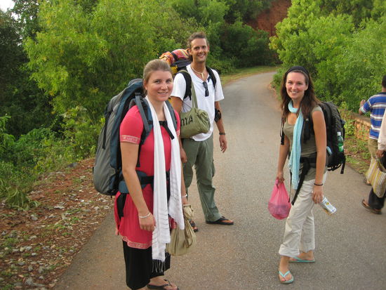 Chrissy, Jordi und ich. 
Da haben sie fairerweise die Rucksäcke doch noch getauscht...