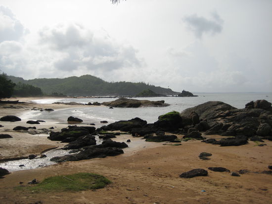 Om-beach mit seinen Felsen und Buchten, die das Om Symbol darstellen