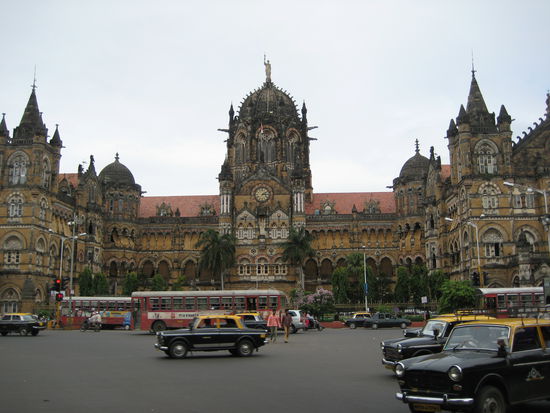 Einer der schönsten Bahnhöfe der Welt:
VICTORIA TERMINUS