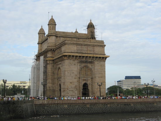 Gateway of India. Im Vordergrund die Farbigkeit die Indien so ausmacht