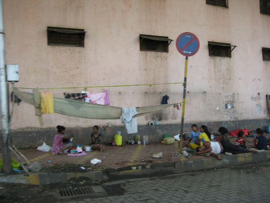 Das andere Bild das auch zu Mumbai gehört: Menschen die mit Hab und Gut auf der Strasse leben